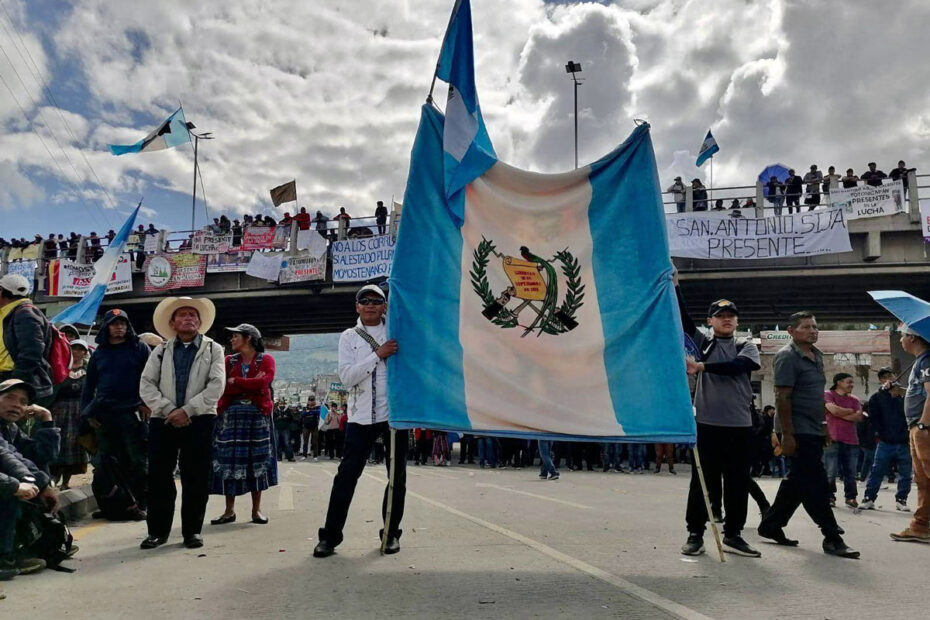 Des-manifestations-pro-democratie-paralysent-le-Guatemala-pour-la-deuxieme-semaine-Photo-Leopoldo-Batz-Prensa-Comunitaria